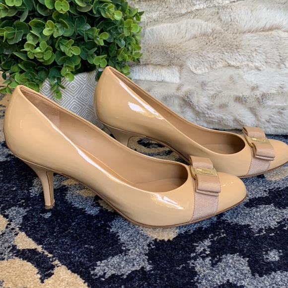 Salvatore Ferragamo NUDE Carla Patent leather with Bow Pumps - Picture 2 of 7